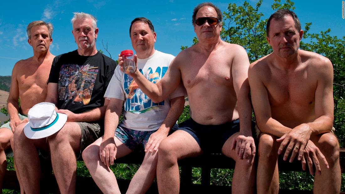 التقط خمسة رجال نفس الصورة لمدة 40 عامًا