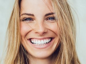 9 طرق لعلاج خطوط الابتسامة