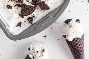 Oreo ice cream in a pan and in two chocolate cones.