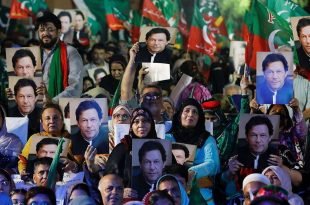 Supporters of the Pakistan Tehreek-e-Insaf (PTI) political party carry posters, as they gather to listen the virtual address of the ousted Prime Minister Imran Khan, during a countrywide protest on inflation in Karachi, Pakistan June 19, 2022. REUTERS/Akhtar Soomro