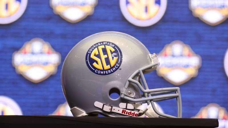 تم تسمية 100 لاعب كرة قدم من SEC في قوائم المراقبة