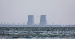 يقول مسؤولون إن محطة الطاقة النووية Zaporizhzhia مقطوعة عن شبكة الكهرباء