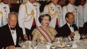 بينما تحزن سنغافورة على الملكة ، هناك القليل من الحديث عن ماضيها الاستعماري