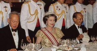 بينما تحزن سنغافورة على الملكة ، هناك القليل من الحديث عن ماضيها الاستعماري