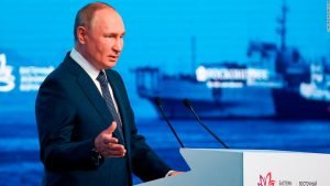 يقول بوتين إن روسيا "لم تخسر شيئًا" في الأسهم الأوكرانية حيث تتطلع البلاد شرقًا للحصول على مساعدات اقتصادية