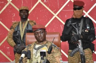 إبراهيم تراوري: من هو الجندي وراء انقلاب بوركينا فاسو الأخير؟