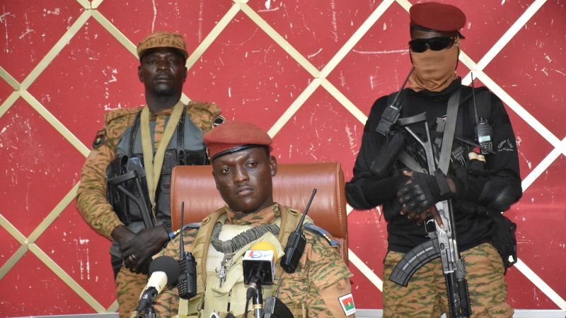 إبراهيم تراوري: من هو الجندي وراء انقلاب بوركينا فاسو الأخير؟