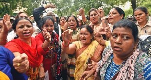 NEW DELHI, INDIA SEPTEMBER 25: Members of AAP women wing raise slogans during their protest against BJP over the killing of Ankita Bhandari, at DDU Marg, near BJP Headquarters, on September 25, 2022 in New Delhi, India. As the murder of a 19-year-old girl by a BJP leaders son triggered protests across Uttarakhand, the womens wing of the Aam Aadmi Party (AAP) has planned to hold a protest at the BJP headquarters in Delhi on Sunday demanding the resignation of Chief Minister Pushkar Singh Dhami. (Photo by Sanjeev Verma/Hindustan Times via Getty Images)